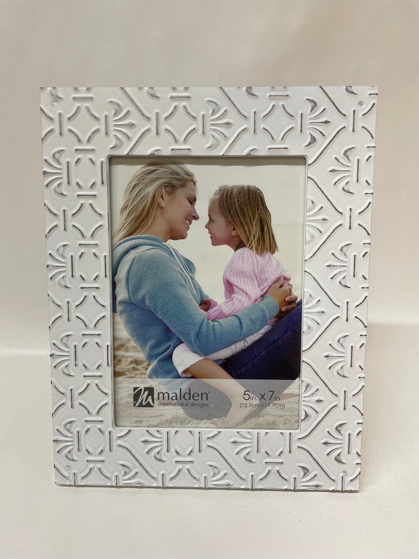 White Design Picture Frame - 5" x 7"