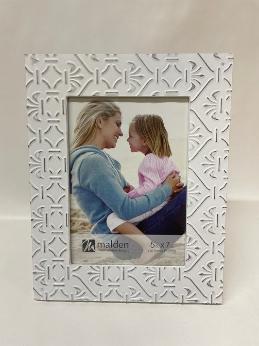 White Design Picture Frame - 5" x 7"
